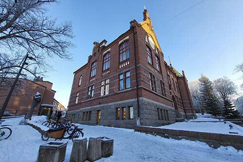 Lahden yhteiskoulun lukion Museo-koulurakennus talvella. Etualalla laatikkopyörä.