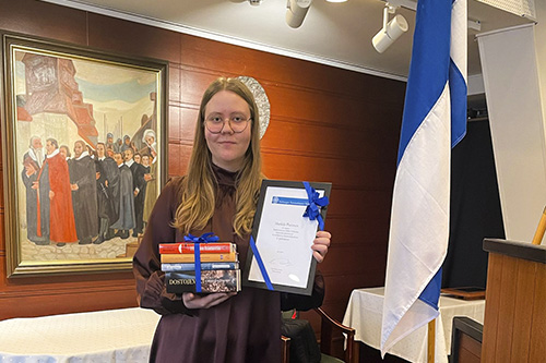 Mainetta ja kunniaa Suomalaisessa kirjoituskilpailussa 